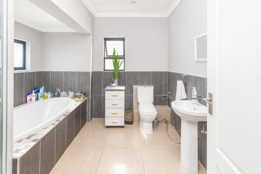 5 Bedroom Property for Sale in Xanadu Eco Park North West